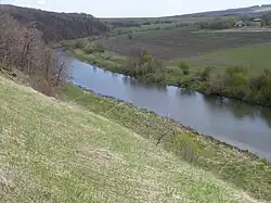 Восточный склон городища — обрывистый берег Зуши.