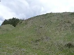 Место, где находилась башня для охраны родника. Слева овраг — естественная защита на западном склоне.