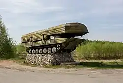 Гусеничный самоходный паром в качестве монумента.