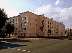 Дом №44 на ул.Кирова, арх. С. Шабуневский (Изображённый на стене дома).