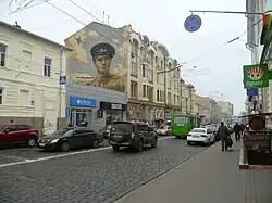 Леонид Быков в роли «Маэстро» из кинофильма «В бой идут одни „старики“». (изображение на стене дома № 26 по ул. Сумской в Харькове, 2013 год)