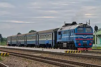 ДДБ1 на станции Рудня. Сверху — вид со стороны секции тепловоза 2М62У-0310, снизу — со стороны головного вагона ДРБ2-012ДПСаАЗ на станции Предзаводская