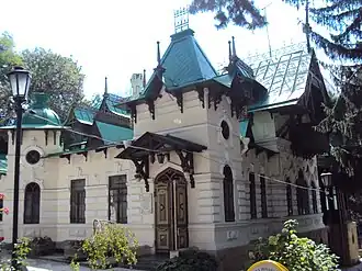 Главное здание, изнутри участка