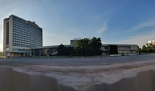 Диагональная лестница вдоль витража; Дворец молодёжи в день новости о сносе(16 июля 2023 года)