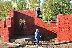 Крепость – в прошлом один из старейших объектов Детского парка по улице Сыртлановой (октябрь 2013). В ходе реконструкции 2017 года была частично разобрана и перестроена в игровой комплекс «Лабиринт»