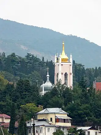 Вид на колокольню Церкви Св. Иоанна Златоуста (1832—1837) с моря. Объект отмечен в лоциях.