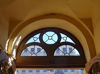 Оформление прохода во двор, над дверью