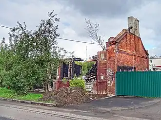 Развалины и стена дома до уничтожения