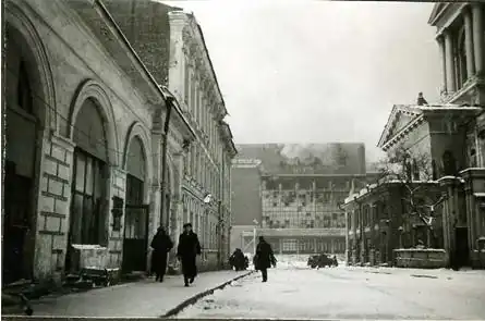 Вид здания в 1940-х годах после разрушений от боевых действий. Справа видна Александровская колокольня Успенского собора