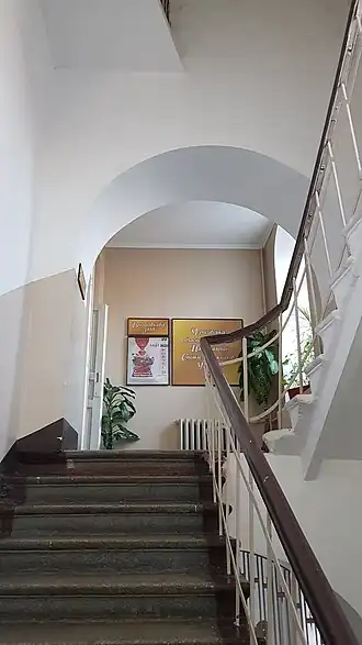 внутри здания