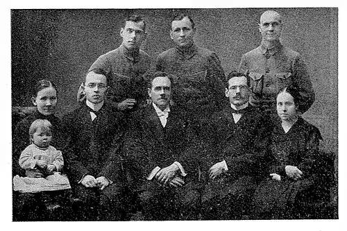 Фотография "Духовные деятели на Дальнем Востоке", опубликованная в журнале "Благовестник" в 1920 году. В нижнем ряду слева направо: Марта Пейсти с дочерью Мэри, Николай Пейсти, Эрик Олсон, Роберт и Татьяна Фетлер. Стоят (слева направо): Август Пуке, Антон Мартыненко, Андрей Брахман