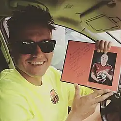 Получает в дар книгу от Александра Бубнова