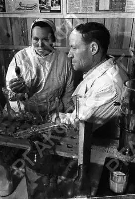 Зоотехник Е. В. Погодин и лаборантка М. М. Стрекачева определяют жирность молока в лаборатории молочно-товарной фермы колхоза имени Ворошилова.