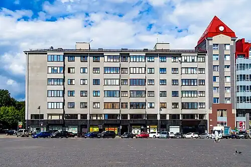 Слева — основной семиэтажный корпус (2023 год)