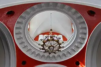 Люстра в центральном зале