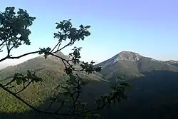 Вид с северо-запада. Справа - Хриколь, слева Шуври-Кая