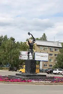 Памятник «Юноша с птицей»