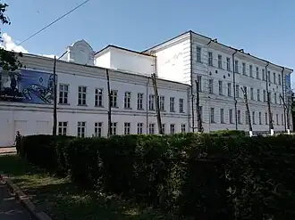 Под аттиком второго этажа находилась церковь.