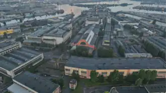 Краснокирпичная башенная мастерская располагается в глубине территории завода