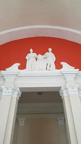 внутри здания: вход в южное крыло