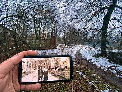 Семейная пара в 1950-1960 гг. идёт из местного магазина. Совмещение с ситуацией в 2020 г.