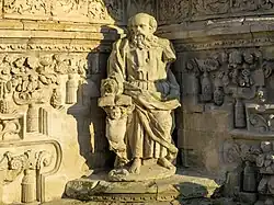 Скульптурное убранство, нехарактерное для русско-византийской традиции