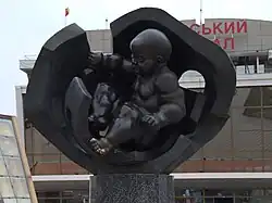 Скульптура «Золотое дитя» установлена в морском порту города Одесса 9 мая 1995 года