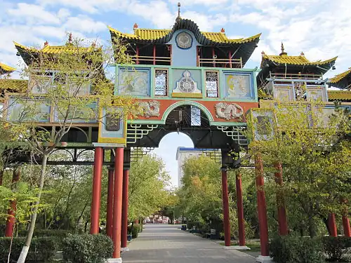 Золотые ворота на углу улицы Номто Очирова и аллеи Героев