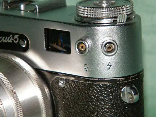 Синхроконтакты «M» и «X» на корпусе фотоаппарата «Зоркий-5»