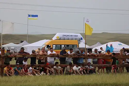 Зрители гастрофестиваля наблюдают за конными скачками