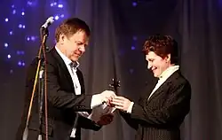 Народный артист России саксофонист Игорь Бутман вручает звезду «Status Media» в номинации «Деятель культуры» руководителю хореографического ансамбля «Солнышко» Ирине Белотеловой. Псков, 2012 год.