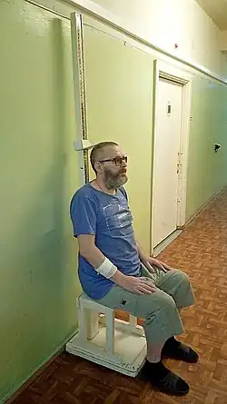 Измерение роста советским ростомером (сидя). Та же история с планкой.