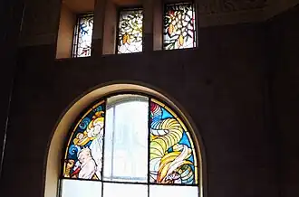 Витраж с северным богом и со змеем