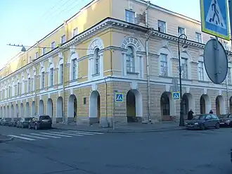 Новобиржевой гостиный двор — Здание Институтов истории и философии