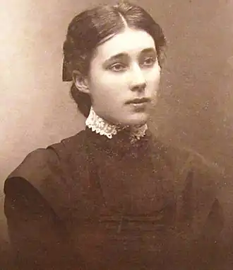 гимназистка Илария Булгакова, конец 1900-х годов