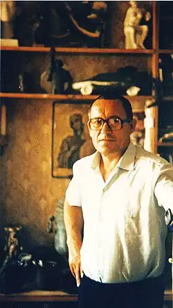 И.С. Фролов у входа в свою мастерскую в г. Фрязино.