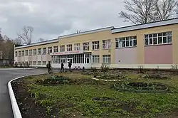 Здание бывшей школы № 79 — самой первой школы в микрорайоне Танкодром, открытой в 1966 году: ул. Рихарда Зорге, 1А (апрель 2021)