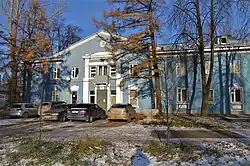 Вероятно, именно в этом здании располагалась гостиница аэропорта Казань, открытая в 1954 году: ул. Патриса Лумумбы, 47 (ноябрь 2020)