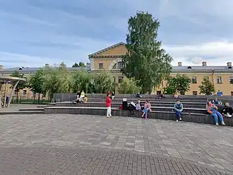 Один из портиков солдатского корпуса и облагороженная территория вокруг него