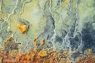 Берег озера в кальдере вулкана Головнина