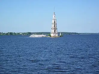 Затопленная колокольня на Угличском водохранилище вблизи Калязина
