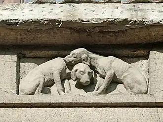 Украшение фасада, собаки