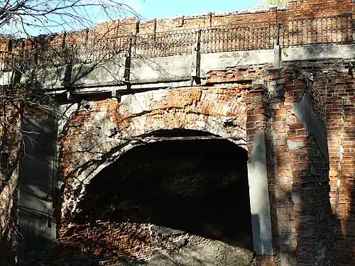 Вид на арку моста снизу до капитального ремонта