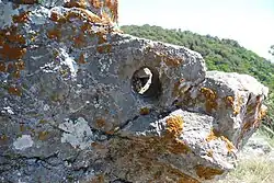 Камень с отверстием на выходе с тропы Ак-Чокрак-Богаз на Бабуган-Яйлу