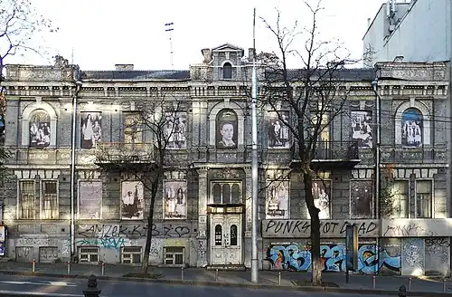 Выставка в окнах каменицы