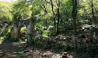 Караимское родовое кладбище Балта-Тиймез, ограда и главные ворота