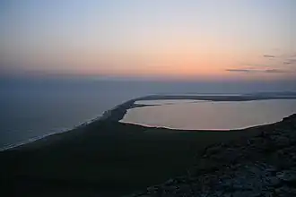 Кояшское озеро (на переднем плане), коса, Малое Элькинское озеро