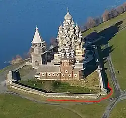 Красным цветом выделен фрагмент ограды Кижского погоста, расположенный поверх фундаментов Троицкого собора