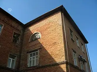 Задняя часть здания крупным планом (2019)