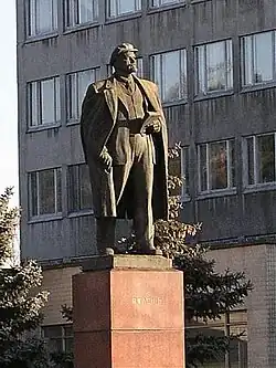 Памятник Ленину на площади около ДВРЗ